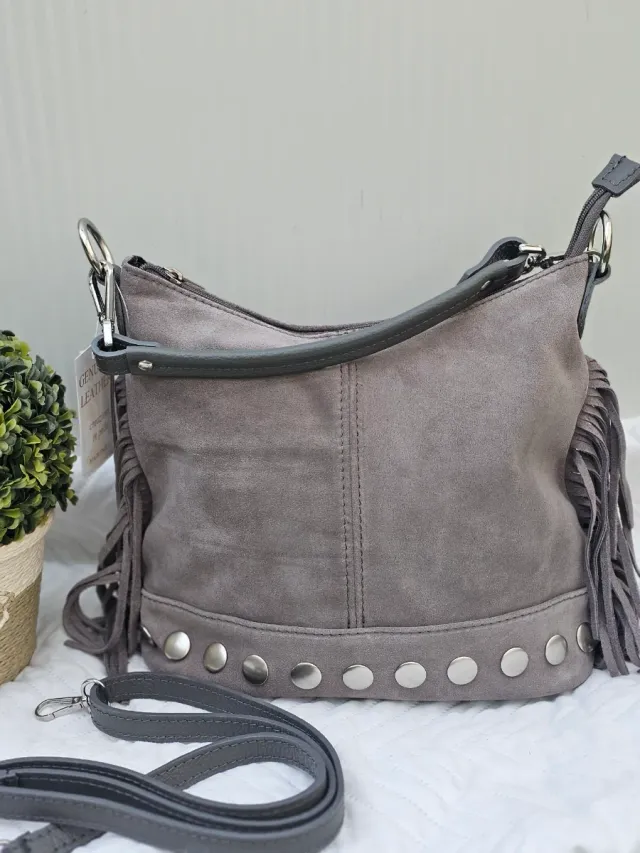 Bolso de piel gris con flecos y tachuelas