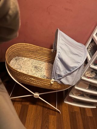 Moisés de mimbre con capota