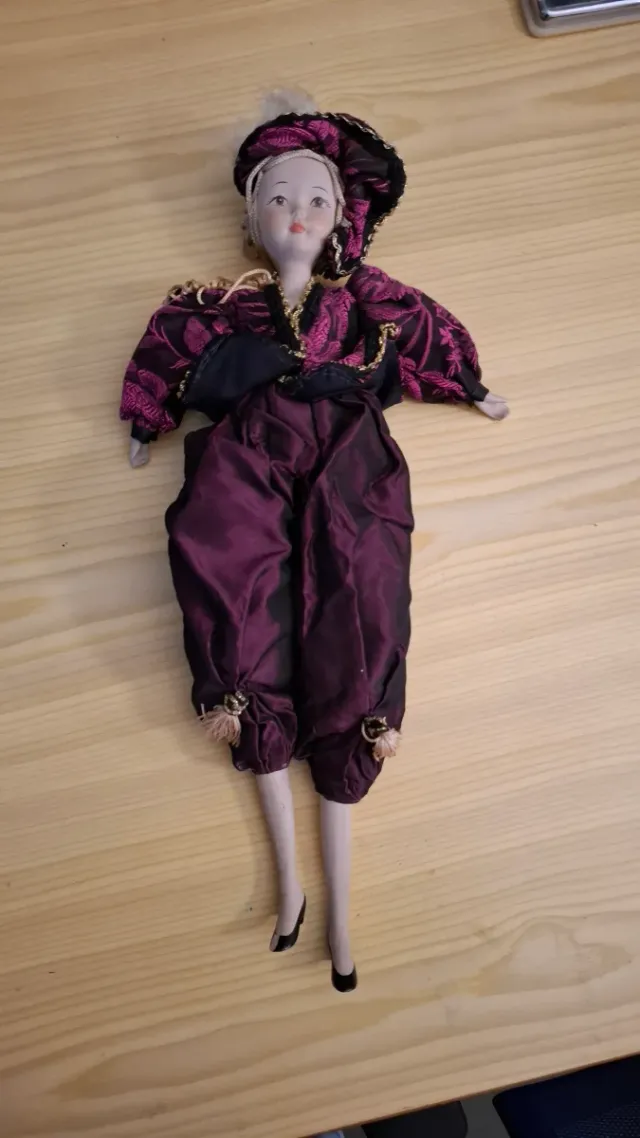 Muñeca de porcelana vestida