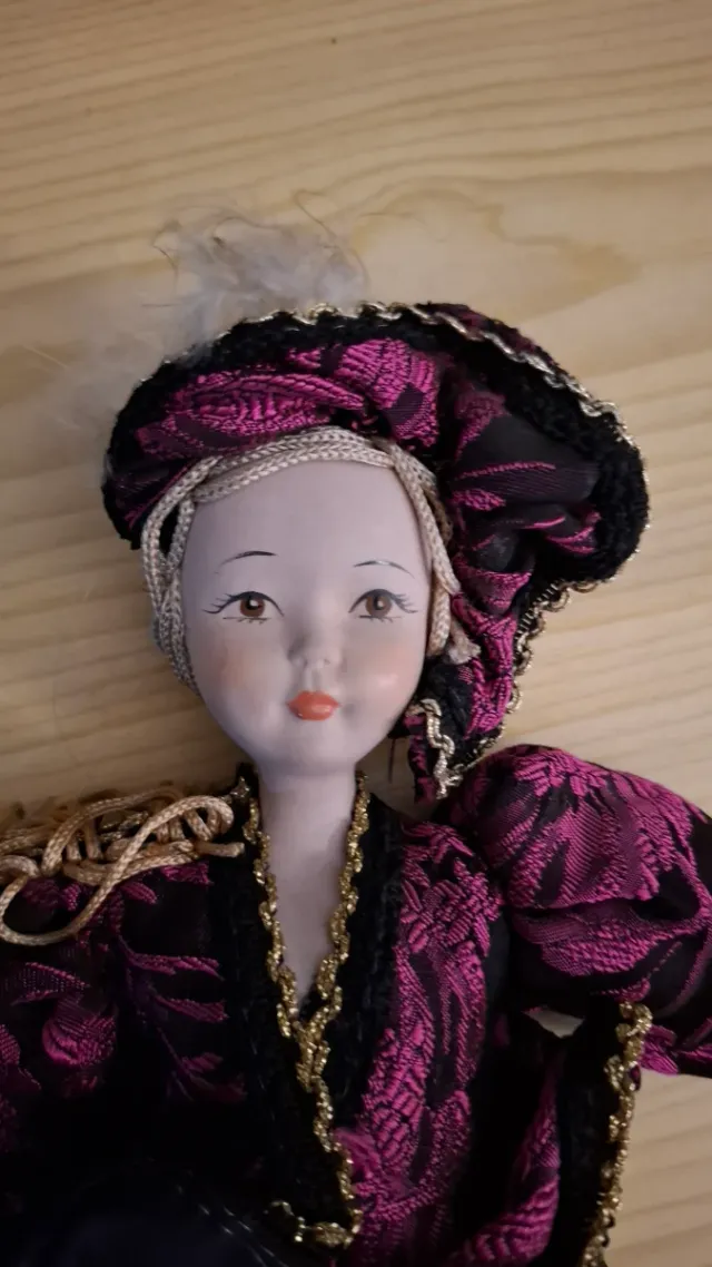 Muñeca de porcelana vestida