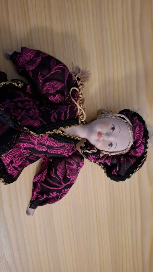 Muñeca de porcelana vestida