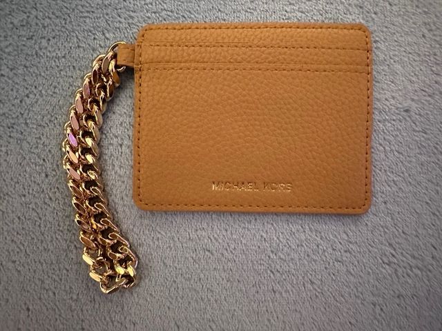 Tarjetero Michael Kors con cadena dorada