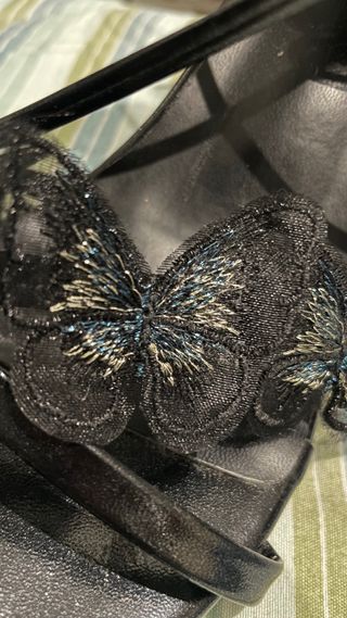 Sandalias tacón negras mariposas