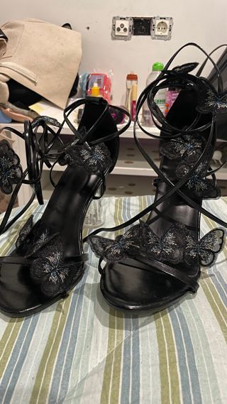 Sandalias tacón negras mariposas