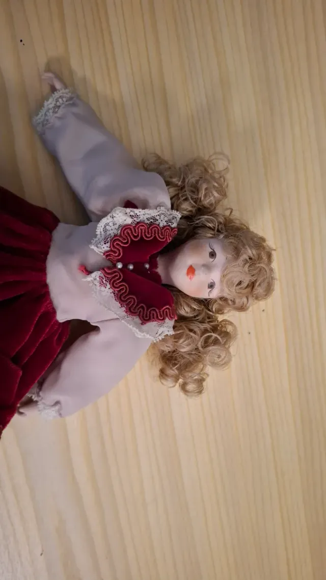 Muñeca de porcelana vintage