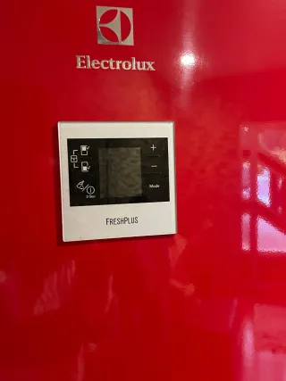 Nevera con congelador Electrolux Roja