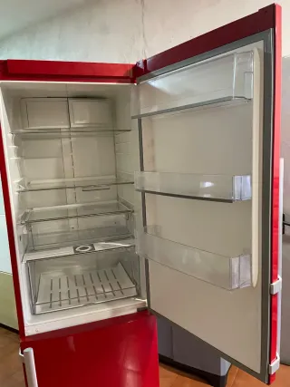 Nevera con congelador Electrolux Roja