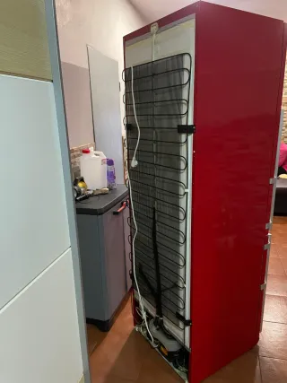 Nevera con congelador Electrolux Roja