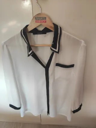 Blusa Bocetto blanca con detalles negros