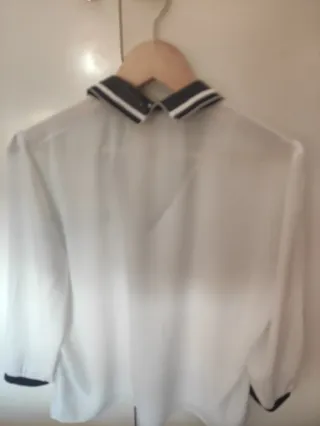 Blusa Bocetto blanca con detalles negros