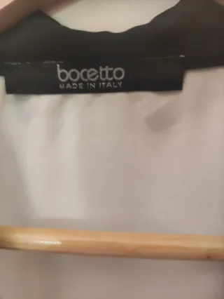 Blusa Bocetto blanca con detalles negros