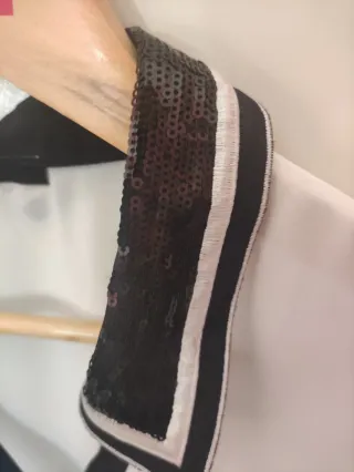 Blusa Bocetto blanca con detalles negros