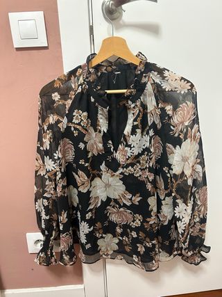 Blusa floral negra manga larga
