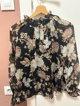 Blusa floral negra manga larga