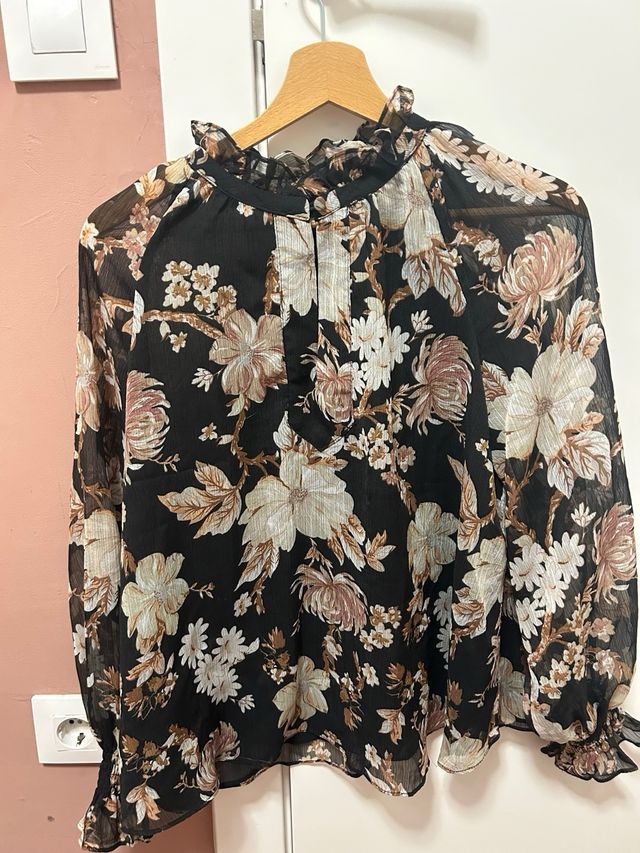 Blusa floral negra manga larga
