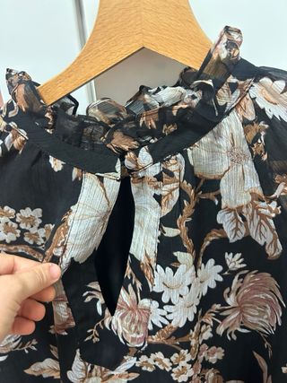 Blusa floral negra manga larga