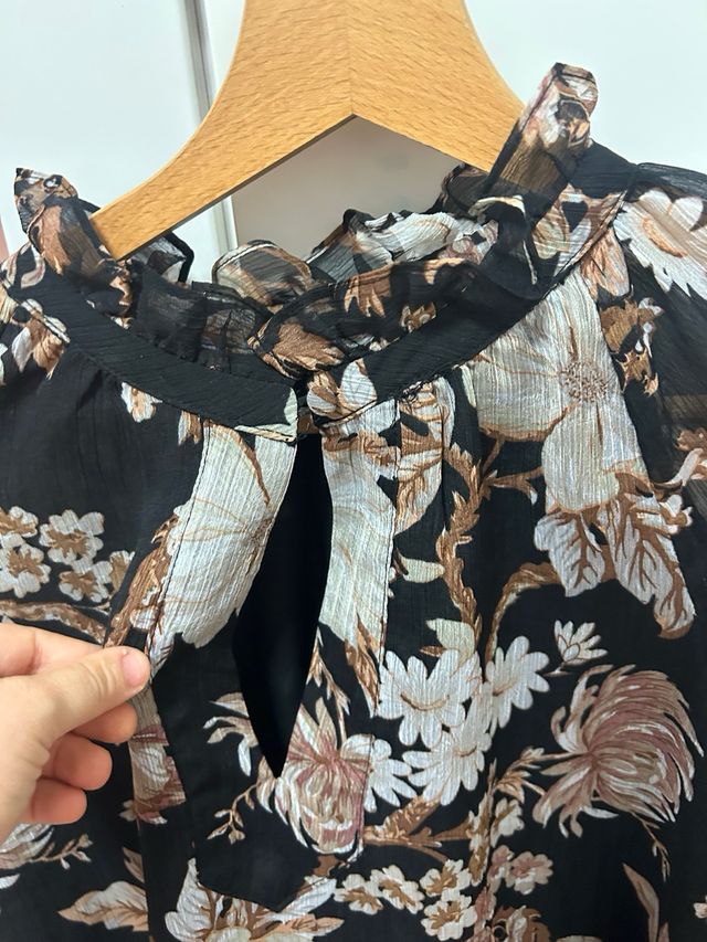 Blusa floral negra manga larga
