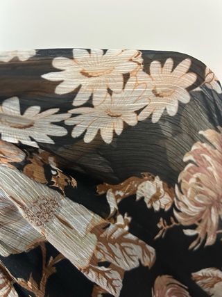 Blusa floral negra manga larga