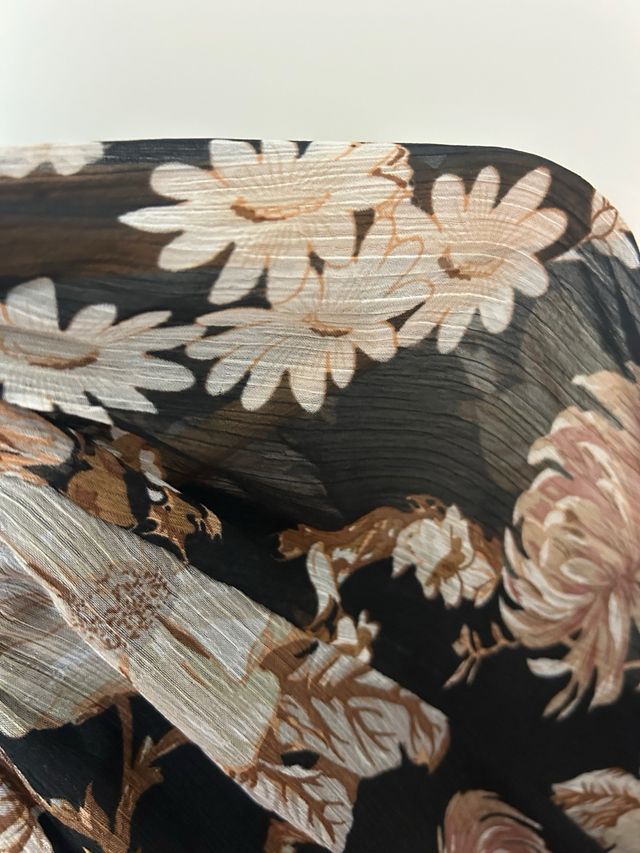 Blusa floral negra manga larga