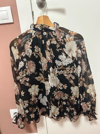 Blusa floral negra manga larga