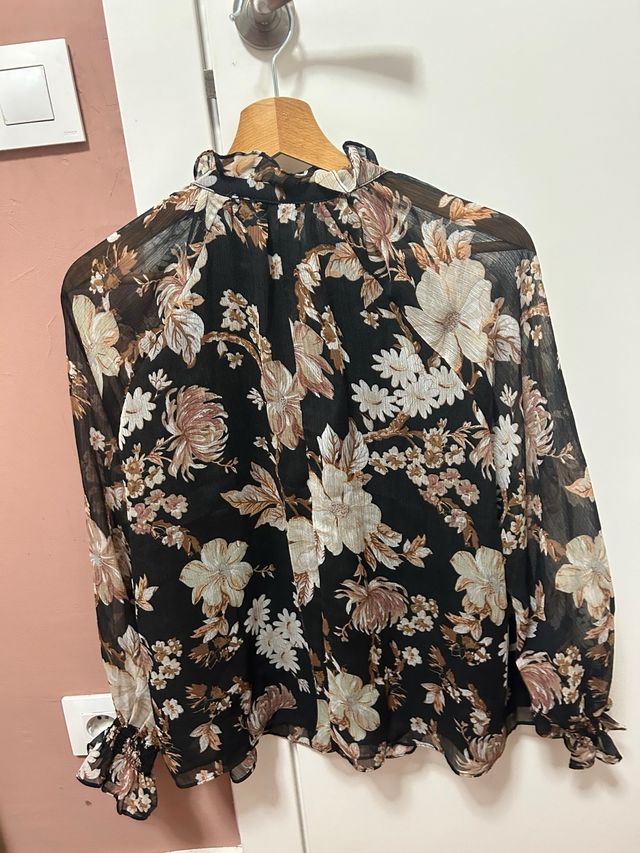 Blusa floral negra manga larga