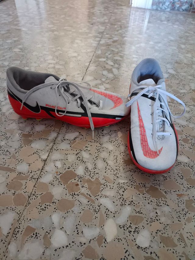 Botas de fútbol Nike Phantom rojas y blancas