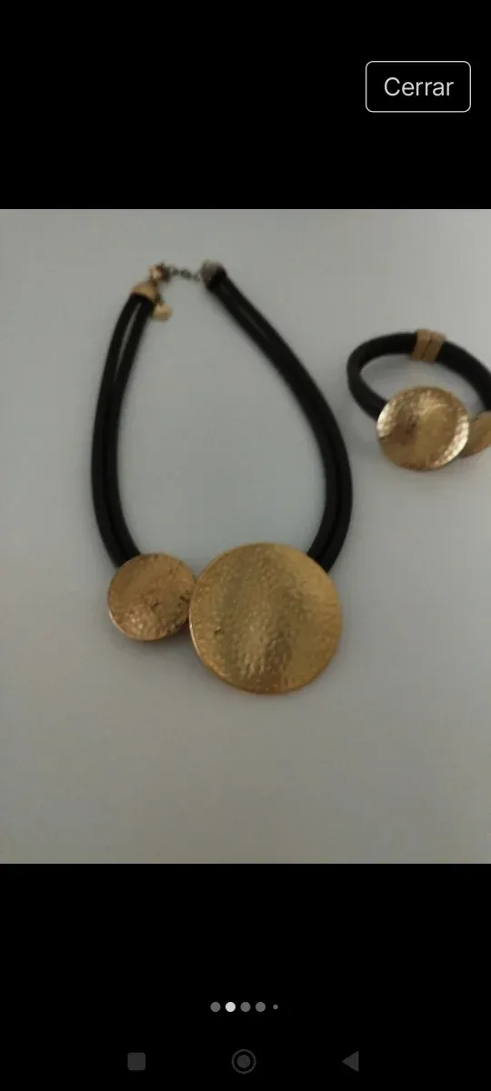 Colar e pulseira douradas e marrons