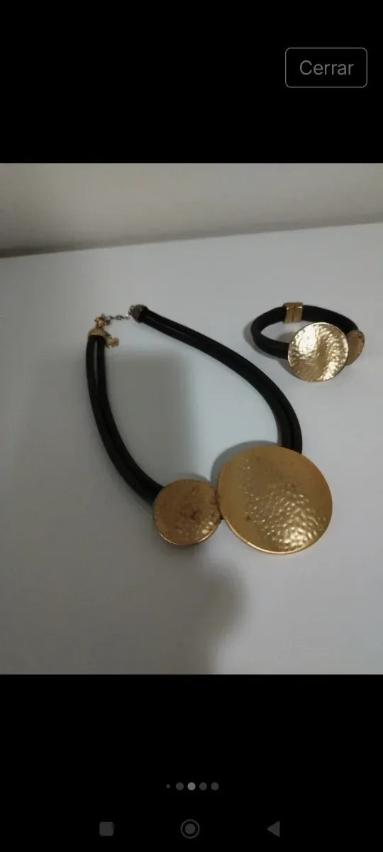 Colar e pulseira douradas e marrons