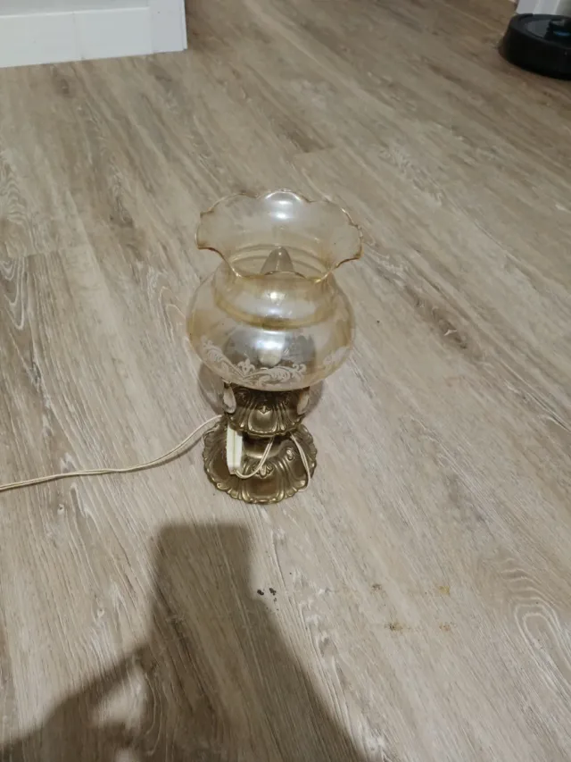 Lámpara de mesa vintage dorada