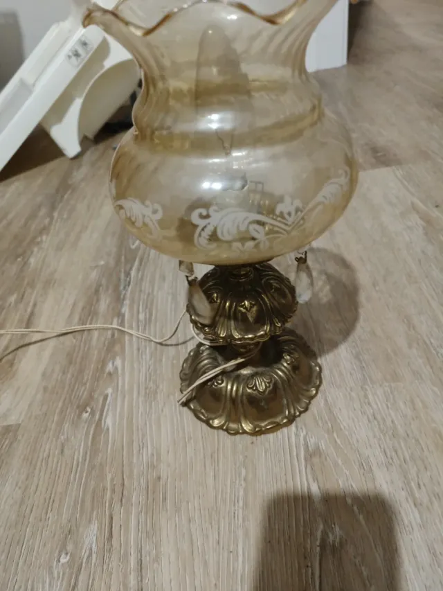 Lámpara de mesa vintage dorada