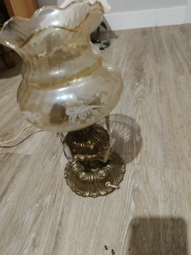 Lámpara de mesa vintage dorada