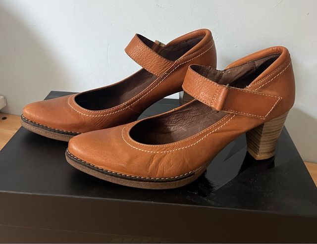 Zapatos de piel con tacón de madera