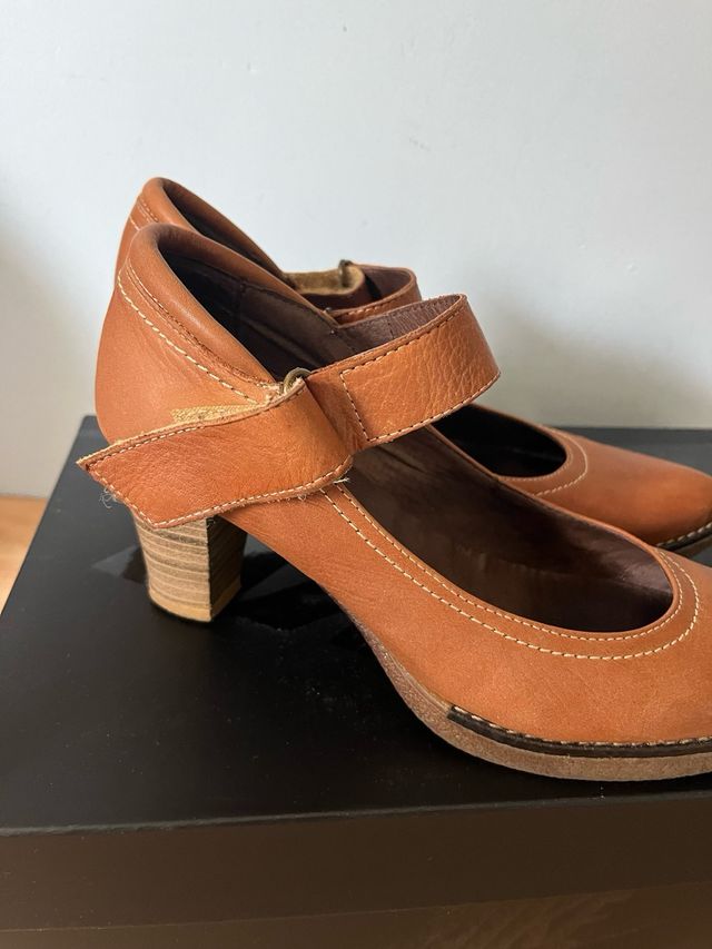 Zapatos de piel con tacón de madera