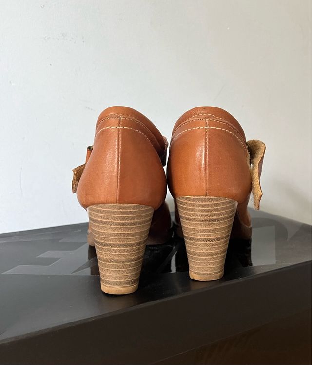 Zapatos de piel con tacón de madera