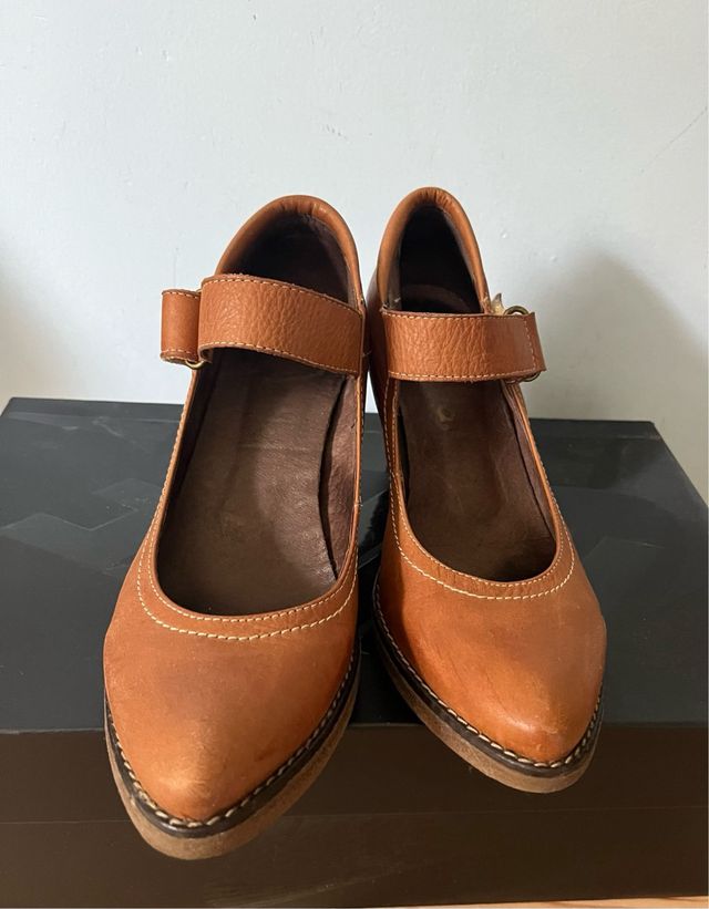 Zapatos de piel con tacón de madera