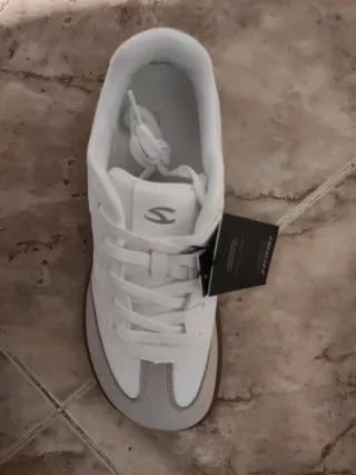 Zapatos Hobbie Bear blancos y grises