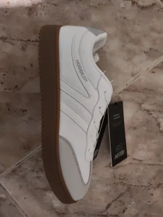 Zapatos Hobbie Bear blancos y grises