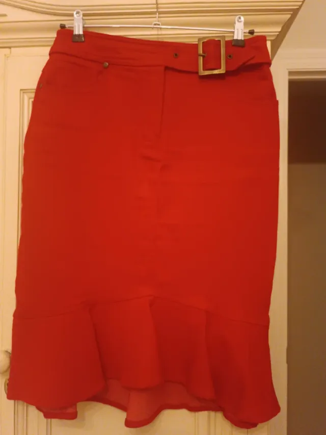 Falda roja con cinturón y volantes