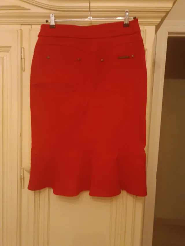 Falda roja con cinturón y volantes