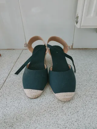 Sandalias de cuña mujer verde y beige