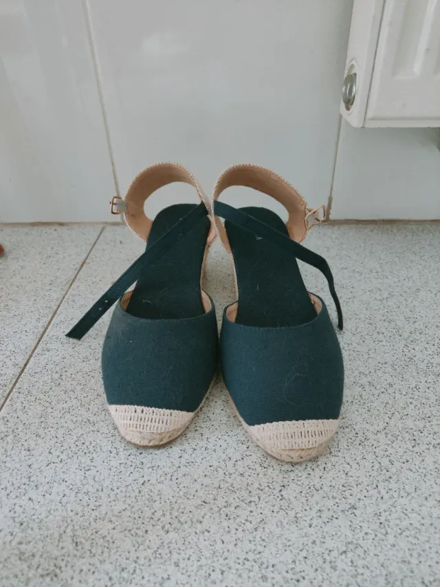 Sandalias de cuña mujer verde y beige