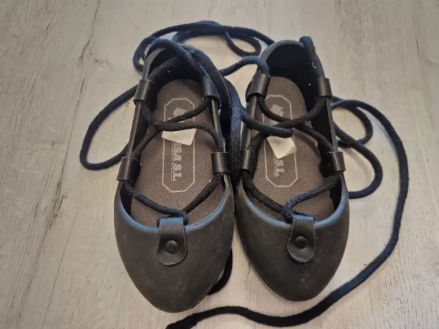 Abarcas de goma negras talla 26