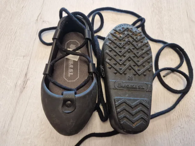 Abarcas de goma negras talla 26