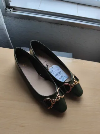 Manoletinas Sfera Verde con Detalle Dorado