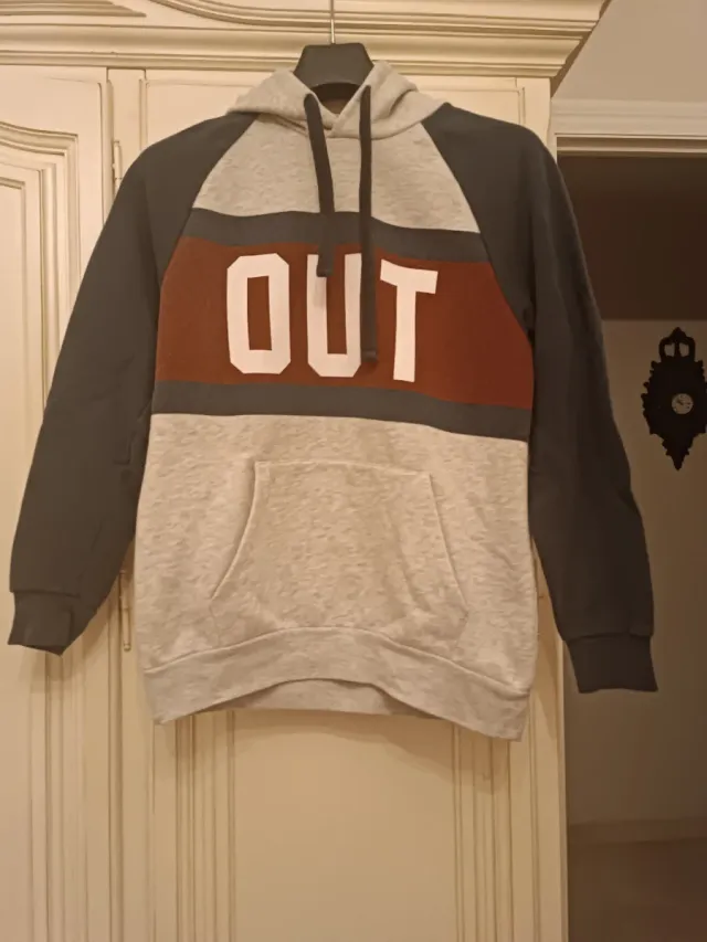 Sudadera con capucha y logo OUT