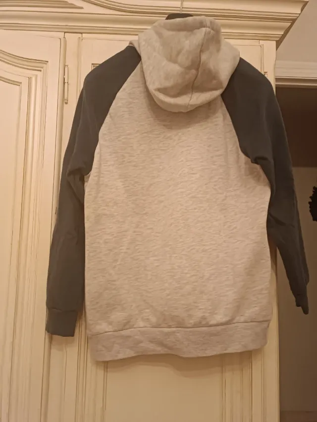 Sudadera con capucha y logo OUT