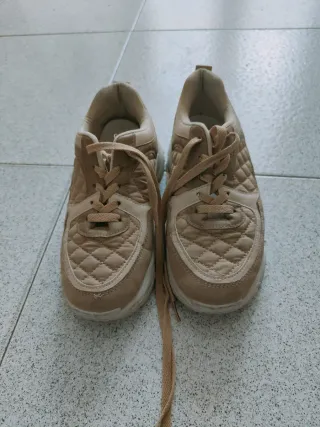 Zapatillas Beige y Doradas Mujer