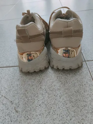Zapatillas Beige y Doradas Mujer