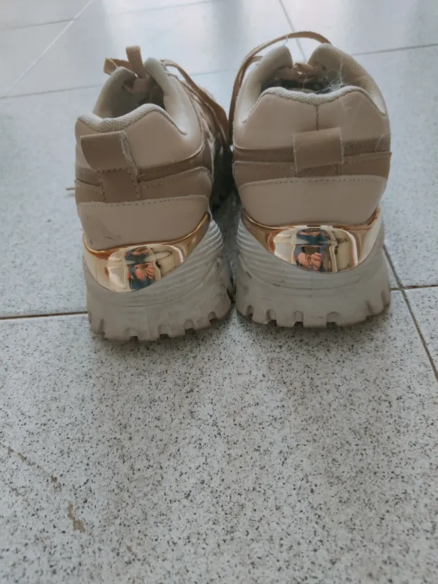 Zapatillas Beige y Doradas Mujer