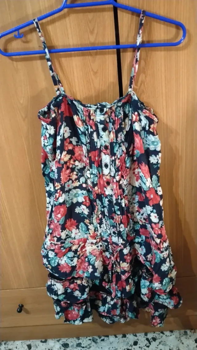 Peto floral con tirantes
